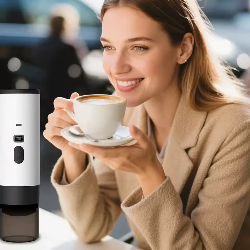 Femme savourant un espresso préparé avec la machine portable